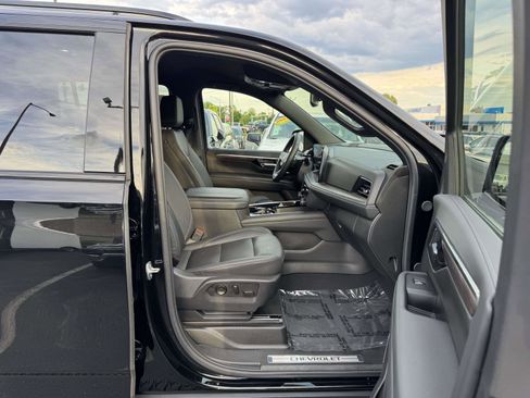 Used 2025 Chevrolet Suburban Z71 AWD/4WD image 15
