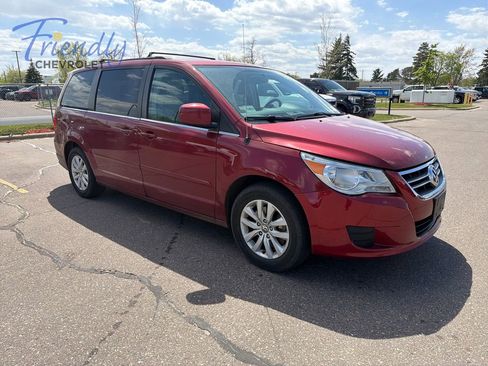 Used 2014 Volkswagen Routan SE FWD image 4
