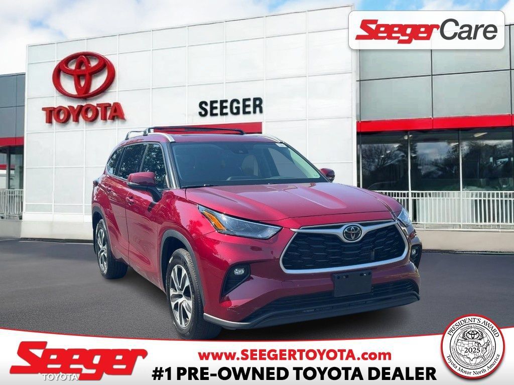 Used 2022 Toyota Highlander XLE AWD/4WD image 1