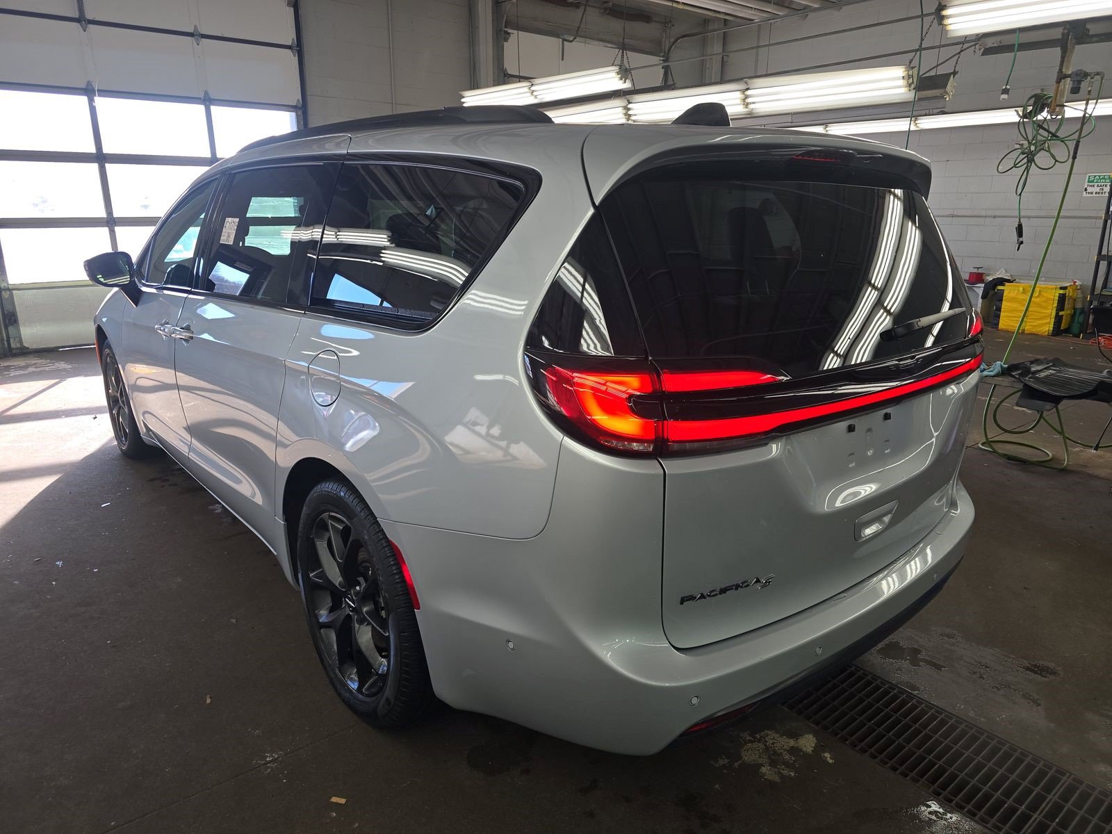 Used 2024 Chrysler Pacifica Touring-L w/ Uconnect Theater Family Group FWD image 6