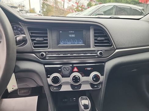 Used 2019 Hyundai Elantra SE w/ Cargo Package FWD image 18
