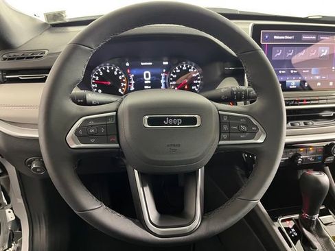 Used 2025 Jeep Compass Limited image 19