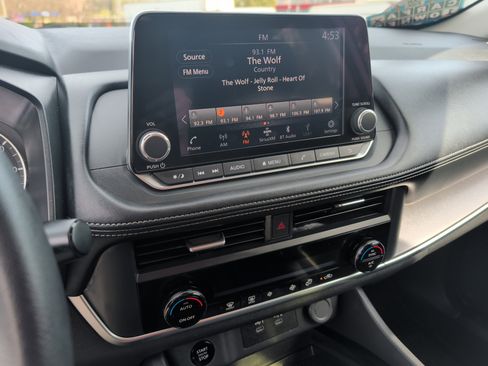 Used 2024 Nissan Rogue SV image 25