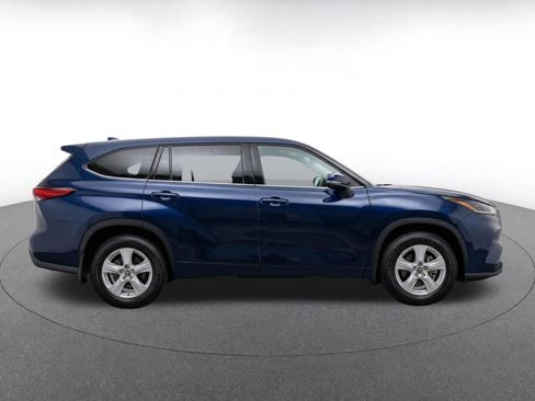 Used 2025 Toyota Highlander LE FWD image 10