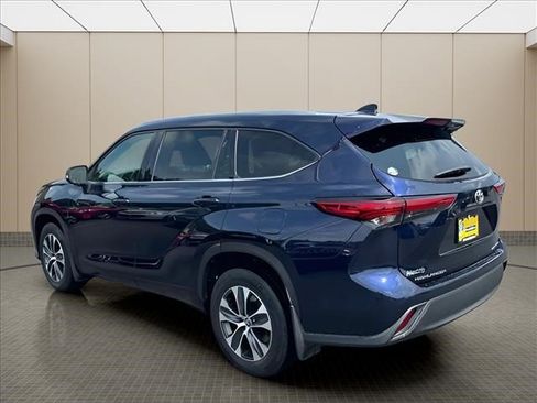 Used 2021 Toyota Highlander XLE AWD/4WD image 4