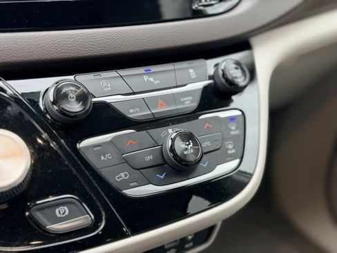 Used 2018 Chrysler Pacifica Touring Plus image 15