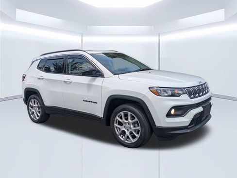 Used 2022 Jeep Compass Latitude w/ Sun and Sound Group AWD/4WD image 2