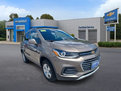 Used 2022 Chevrolet Trax LT w/ LT Convenience Package AWD/4WD image 2