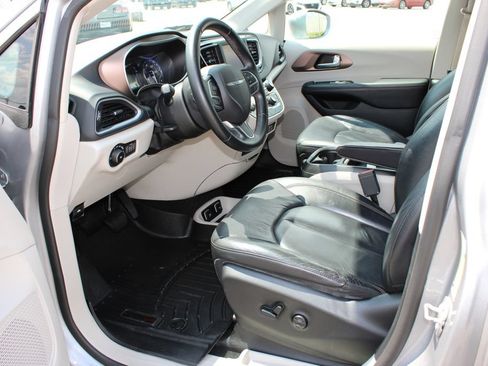 Used 2018 Chrysler Pacifica Touring-L FWD image 10