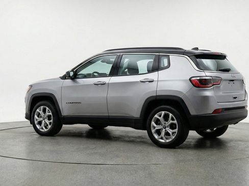 Used 2025 Jeep Compass Latitude AWD/4WD image 6