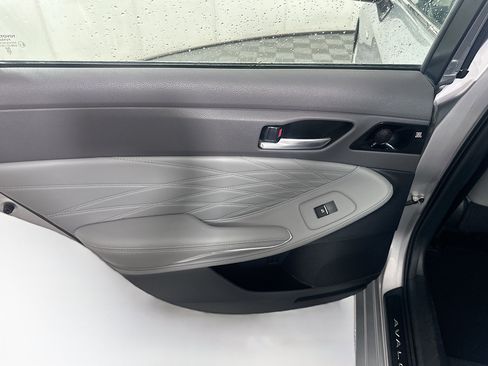 Used 2019 Toyota Avalon Limited image 27