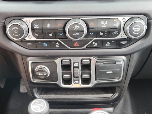 Used 2025 Jeep Wrangler Sahara w/ Safety Group image 27