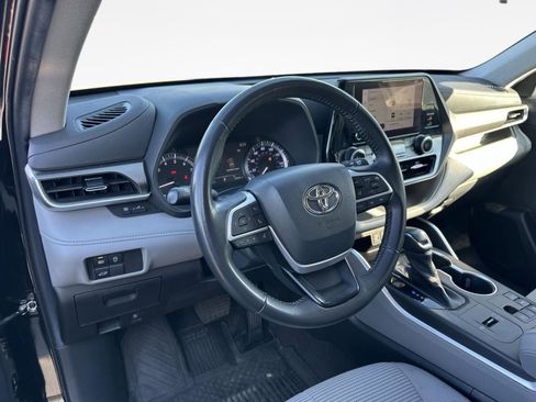 Used 2023 Toyota Highlander LE image 11