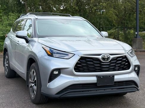 Used 2022 Toyota Highlander XLE AWD/4WD image 7