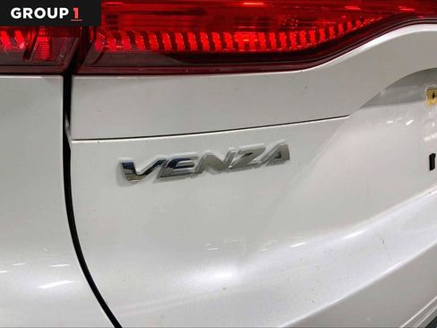 Used 2023 Toyota Venza XLE image 10