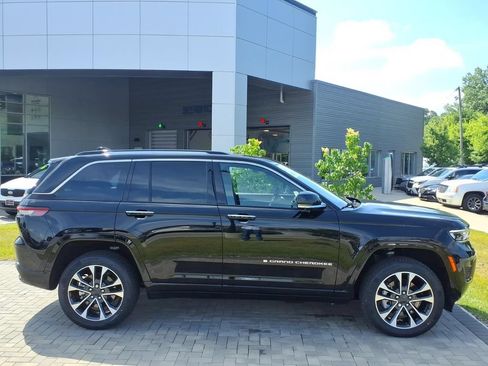 Used 2022 Jeep Grand Cherokee Overland w/ Advanced Protech Group III AWD/4WD image 9