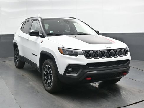 Used 2025 Jeep Compass Trailhawk AWD/4WD image 5