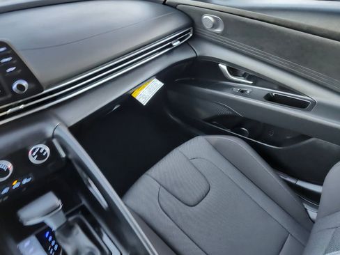 Certified 2025 Hyundai Elantra SE image 15