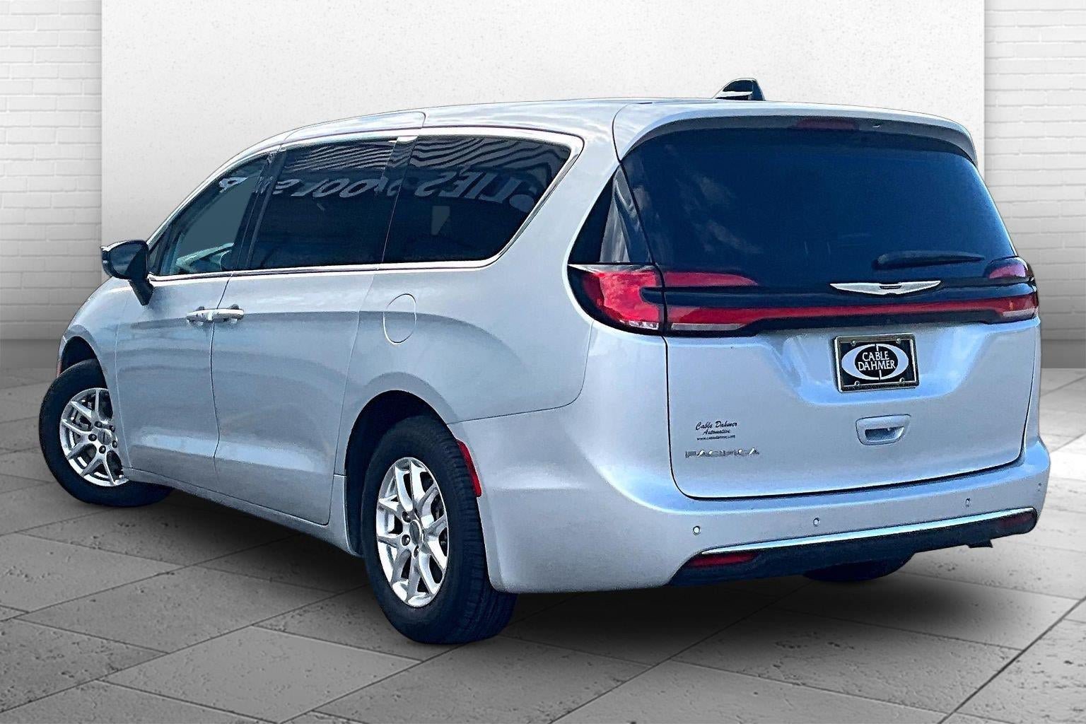 Used 2024 Chrysler Pacifica Touring-L FWD image 9