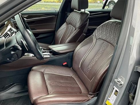 Used 2022 BMW M550i xDrive w/ Shadowloine Package image 27