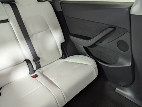 Used 2023 Tesla Model Y Performance image 14