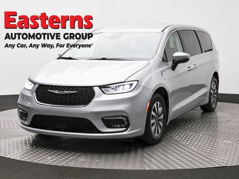 Used 2023 Chrysler Pacifica Touring-L FWD image 1