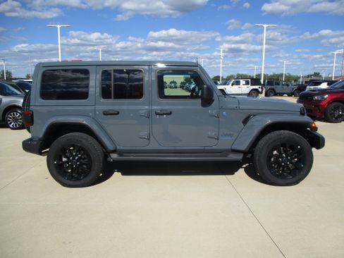 Used 2025 Jeep Wrangler Unlimited Sahara AWD/4WD image 6