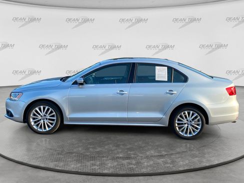 Used 2011 Volkswagen Jetta SEL FWD image 4