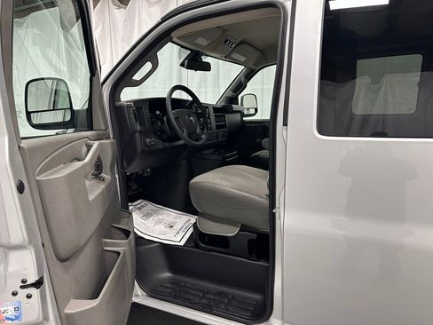 Used 2025 Chevrolet Express 3500 LT w/ LT Preferred Equipment Group image 10