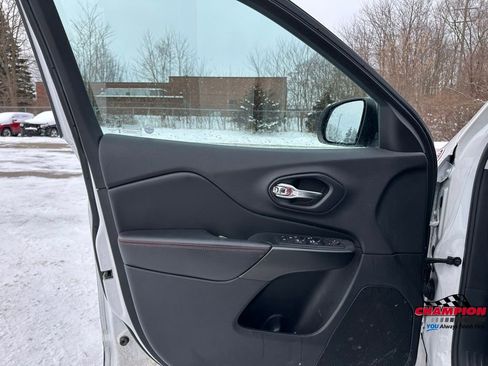 Used 2019 Jeep Cherokee Trailhawk w/ Cold Weather Group image 13