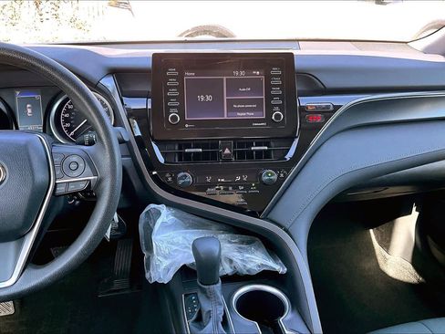 Used 2022 Toyota Camry LE image 7