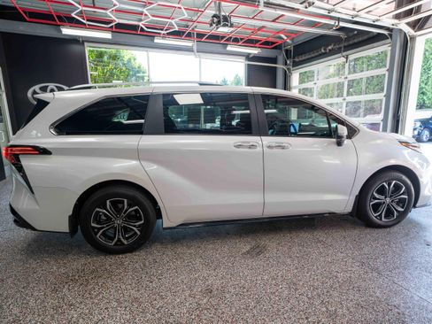 Used 2025 Toyota Sienna Platinum AWD/4WD image 4