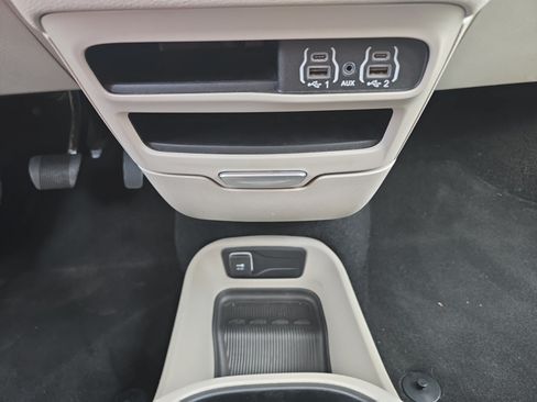 Used 2024 Chrysler Pacifica Limited FWD image 25
