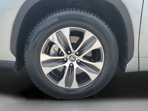 Used 2022 Toyota Highlander XLE FWD image 26