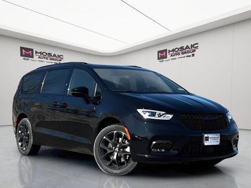 New 2026 Chrysler Pacifica Select image 9