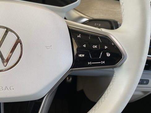 Used 2025 Volkswagen ID. Buzz 1st Edition image 7