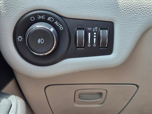 Used 2021 Jeep Cherokee Latitude Lux FWD image 17