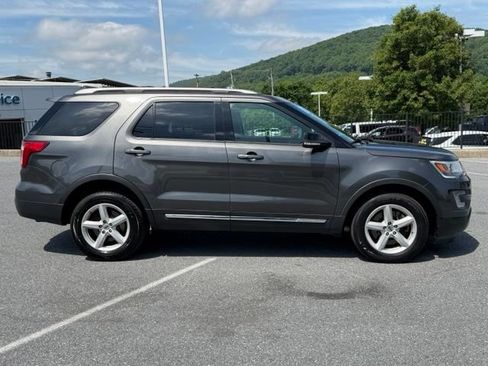Used 2017 Ford Explorer XLT w/ Equipment Group 202A AWD/4WD image 14