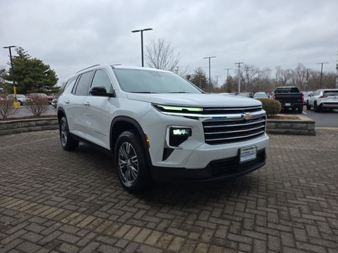 Used 2025 Chevrolet Traverse LT image 7