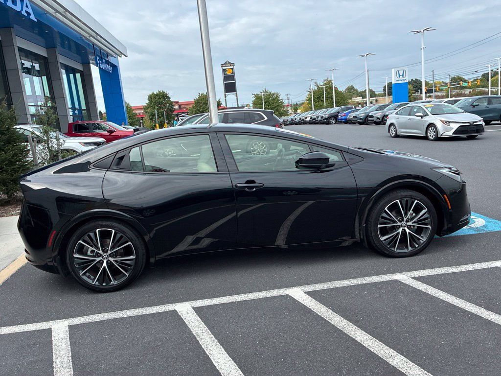 Used 2024 Toyota Prius XLE FWD image 5