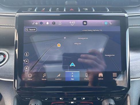 Used 2024 Jeep Grand Cherokee L Limited w/ Luxury Tech Group II image 25