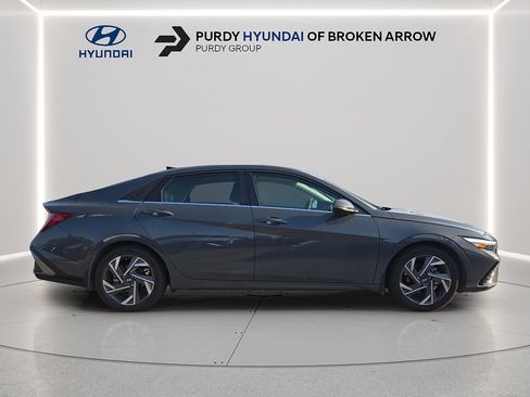Certified 2025 Hyundai Elantra Limited FWD image 4