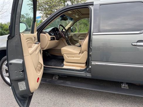 Used 2011 Cadillac Escalade ESV Premium AWD/4WD image 24
