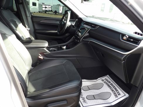 Used 2025 Jeep Grand Cherokee L Laredo image 18