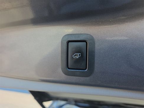 Used 2017 Toyota Highlander XLE image 9