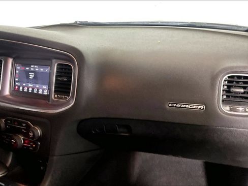 Used 2019 Dodge Charger SXT RWD image 12