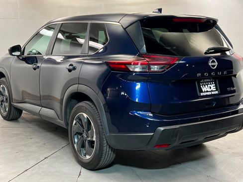 Used 2024 Nissan Rogue SV AWD/4WD image 3