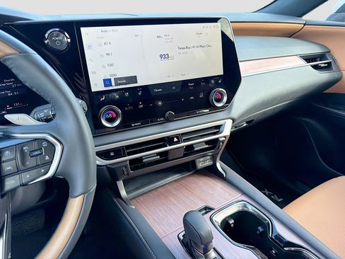 Used 2025 Lexus RX 350h w/ Convenience Package image 29