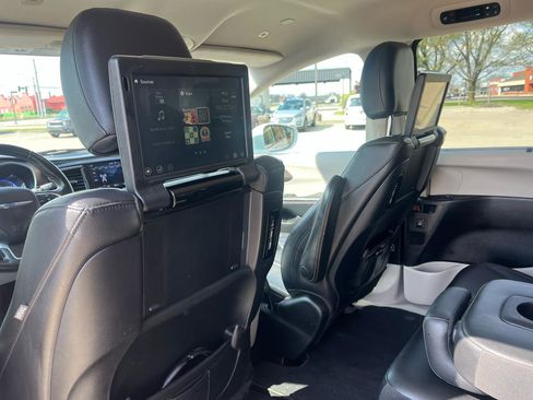 Used 2018 Chrysler Pacifica Touring-L Plus FWD image 8