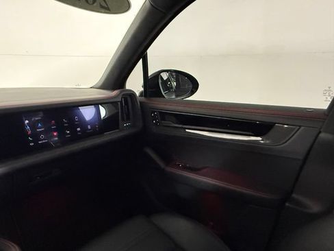 Used 2025 Porsche Cayenne GTS AWD/4WD image 18